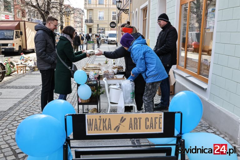 Od pysznych ciast po rękodzieło. Kiermasz w Ważka Art Café [FOTO]