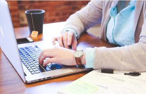 Obiecali pomóc w odzyskaniu pieniędzy, ukradli 20 tysięcy złotych