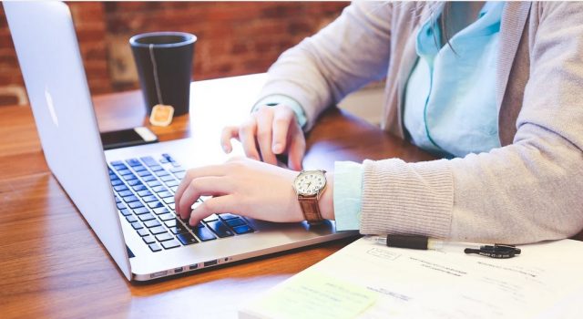 Obiecali pomóc w odzyskaniu pieniędzy, ukradli 20 tysięcy złotych