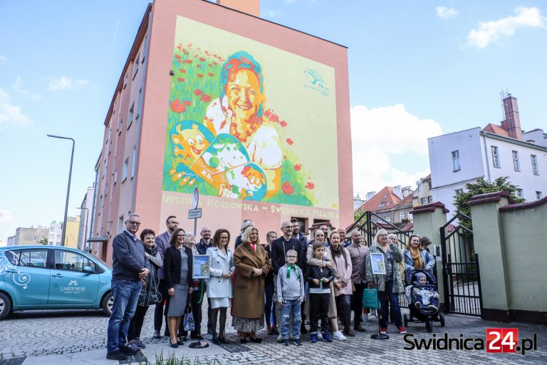Symbolicznie odsłonili mural poświęcony świdnickiej pisarce [FOTO]