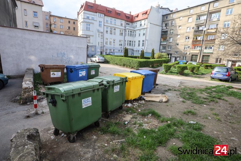 Miasto ma 6 milionów złotych na przebudowę dwóch podwórek. Jedyny chętny do pracy chce o wiele więcej [FOTO]