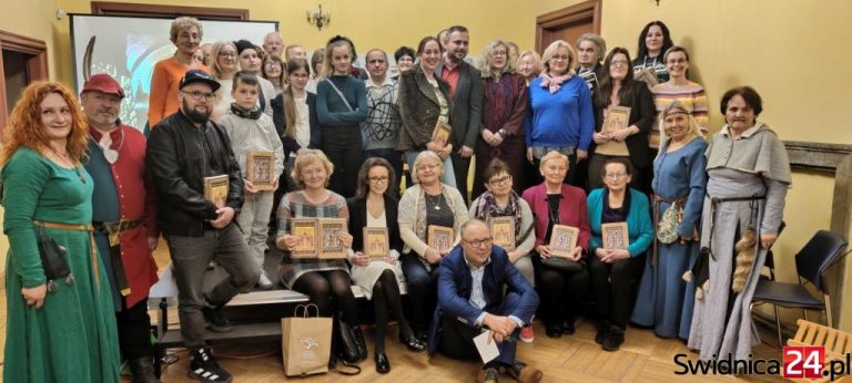 Powrócili do średniowiecza księżnej Agnieszki i regionalnej historii. Udane i ciekawe spotkanie z autorką nowej książki „Jaworowi ludzie II” [FOTO]