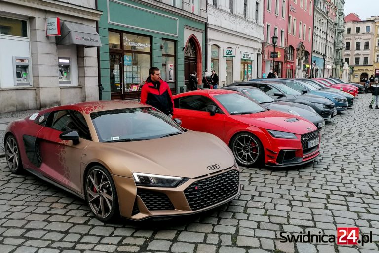 Miłośnicy motoryzacji zakończyli turystyczny rajd na świdnickim Rynku [FOTO]
