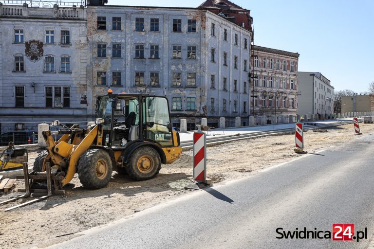 Aleja Niepodległości w remoncie. Uda się zakończyć prace w terminie? [FOTO]