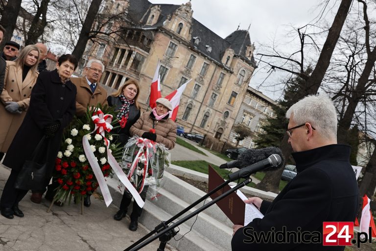 Minister z PiS w rocznicę katastrofy smoleńskiej odgrzewa spór o pomnik na skwerze Lecha Kaczyńskiego
