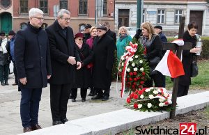 PiS walczył o pomnik smoleński, a PiS-owski rząd „dał” dotację na pomnik księcia Bolka. O przełykaniu żaby i „nawróceniu” prezydent Świdnicy