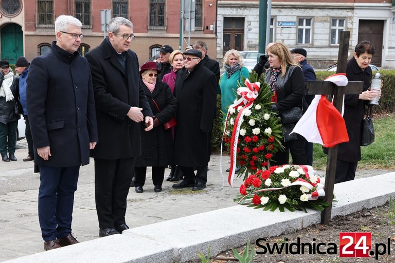 Awantura w sprawie pomnika ofiar katastrofy smoleńskiej. Wiceminister o zamachu, „sprzymierzeńcach Putina lub pożytecznych idiotach”