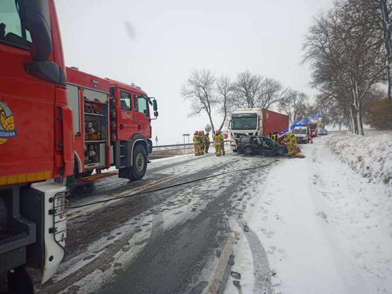 Zderzenie ciężarówki z osobówką. Jedna osoba trafiła do szpitala [FOTO]
