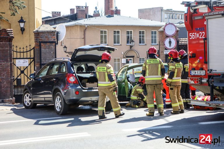 Zderzenie dwóch pojazdów na Wrocławskiej. Jedna osoba trafiła do szpitala [FOTO]