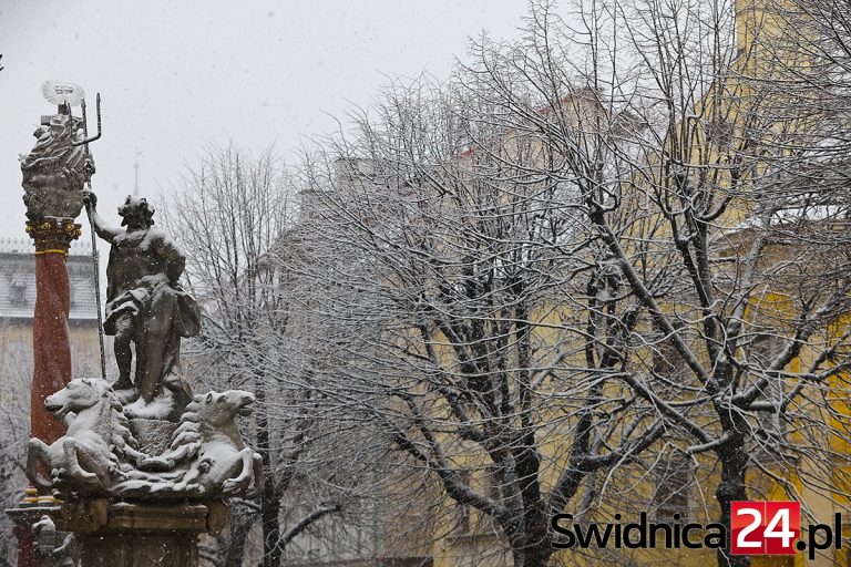 Pierwszy dzień kwietnia ze śniegiem i ostrzeżeniami meteorologicznymi [FOTO]