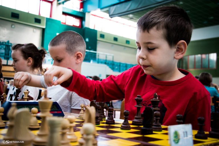 Zacięta walka o wygraną przy szachownicach [FOTO]