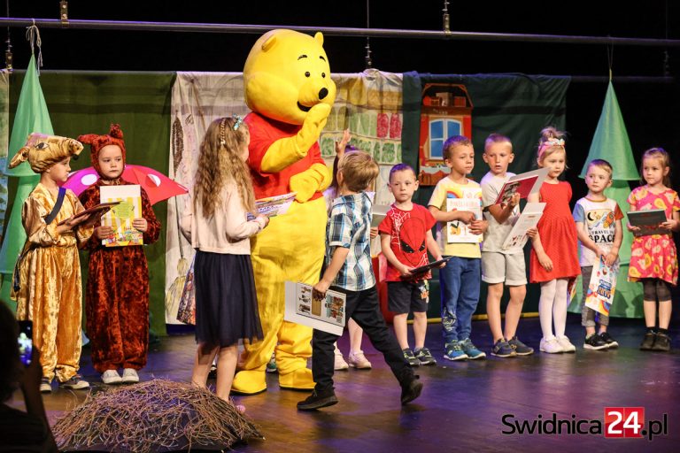 Przedszkolaki opanowały scenę świdnickiego teatru. Mali aktorzy nagrodzeni [FOTO]