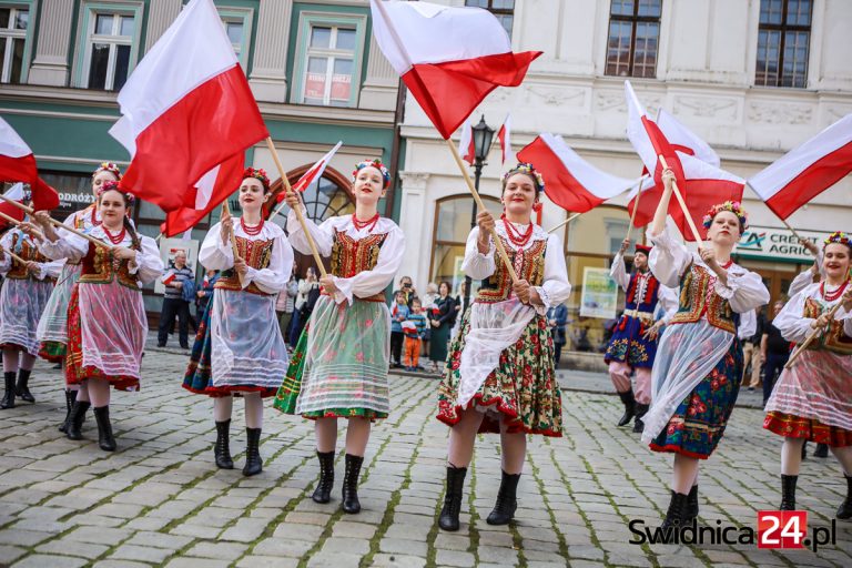 Świdniczanie świętowali Dzień Flagi [FOTO/VIDEO]