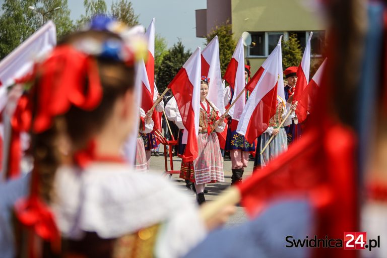 „Rocznica pięknych serc”. Barwne i radosne obchody Święta Konstytucji Trzeciego Maja [FOTO/VIDEO]