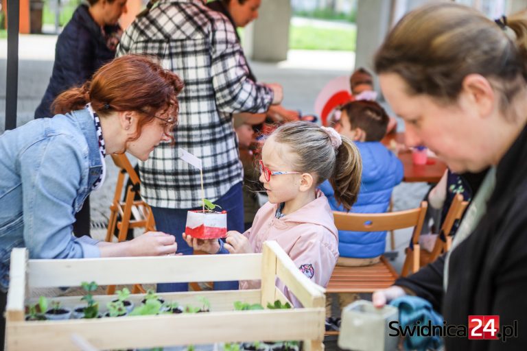 Biało-czerwono i zielono na skwerze z dzikami [FOTO]