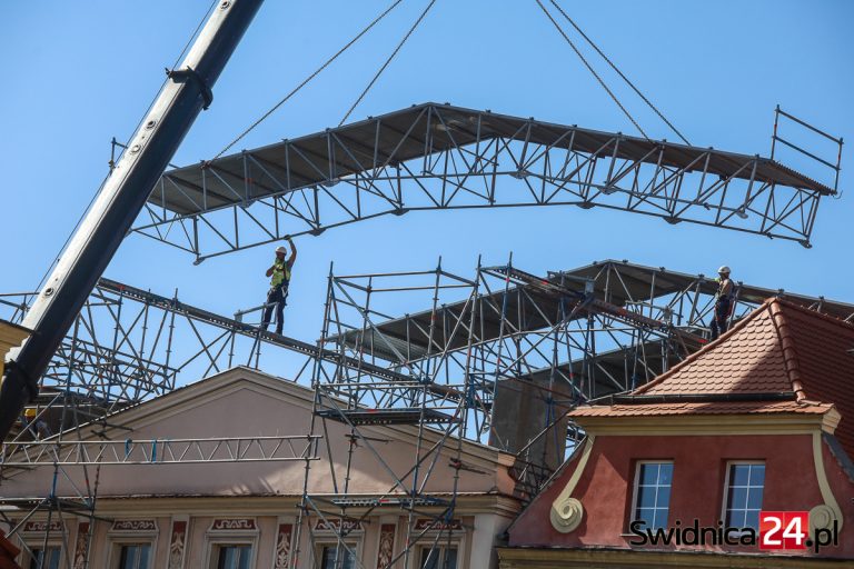 Znika tymczasowe zadaszenie, może ruszać odbudowa dachu zabytkowej kamienicy [FOTO]