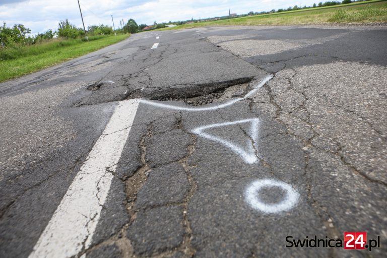 Kraszowicka usłana dziurami. Wykrzykniki ostrzegają przed wyrwami, radny apeluje o remont [FOTO]