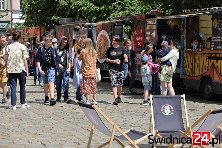 Kuchnie na kółkach zjechały na świdnicki Rynek [FOTO]