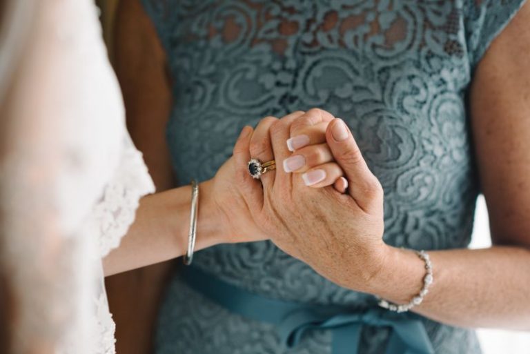 Sukienki na wesele dla mamy – jakie kreacje będą odpowiednie?
