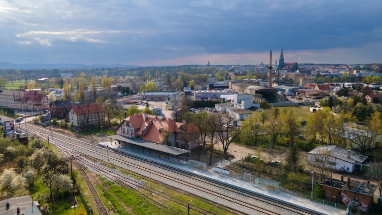 Już wkrótce pojedziemy pociągiem ze Świdnicy przez Sobótkę do Wrocławia. Trwa odliczanie do wznowienia połączeń [FOTO/VIDEO]