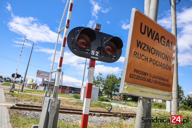 Pociągi wracają na trasę Wrocław – Sobótka – Świdnica. Kolejarze apelują o ostrożność na przejazdach kolejowych