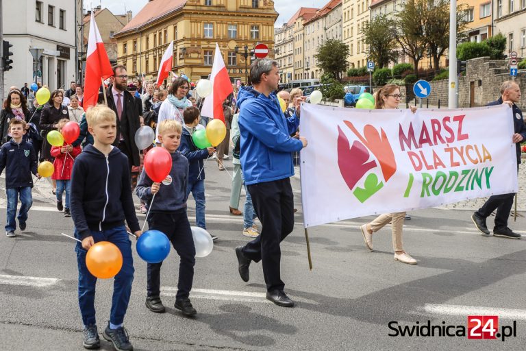 „I ślubuję ci”. Marsz dla życia i rodziny przeszedł ulicami Świdnicy [FOTO/VIDEO]