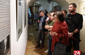 Świdniccy poeci na jednej wystawie. Aktor teatralny odczyta wybrane wiersze