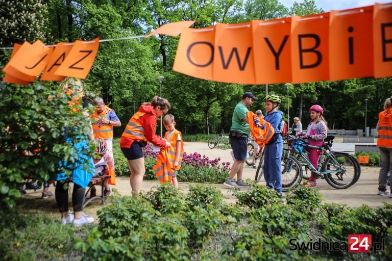 Rowerowe promowanie czytelnictwa. Odjazdowy Bibliotekarz po raz pierwszy w Świdnicy [FOTO]