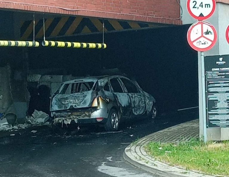 Auto osobowe doszczętnie spłonęło na wjeździe do Galerii Świdnickiej [FOTO/VIDEO]
