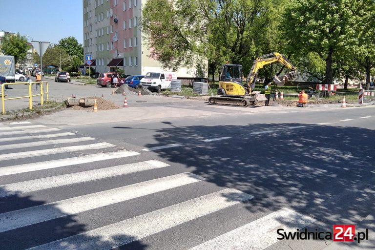 Będzie bezpieczniej na dwóch przejściach dla pieszych. Ruszyła przebudowa [FOTO]