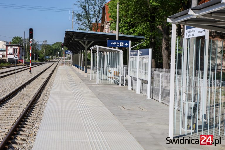 Otwarcie kolejowej trasy do Sobótki i Wrocławia z półrocznym opóźnieniem. Pociągi mają ruszyć w czerwcu [FOTO]