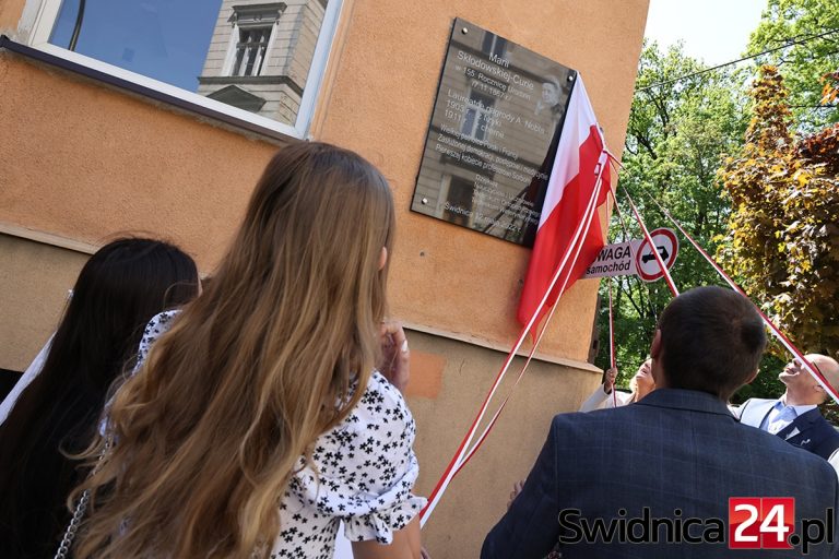 Święto Marii Skłodowskiej-Curie w Świdnicy. Odsłonięto tablicę pamiątkową i przypomniano osiągnięcia wybitnej uczonej [FOTO]