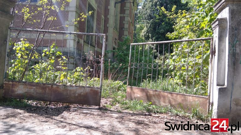 Dawny budynek szkoły specjalnej wciąż stoi pusty. Czy podzieli los innych zabytkowych willi w Świdnicy?