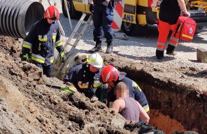 Wypadek na placu budowy. Pracownik został przysypany ziemią