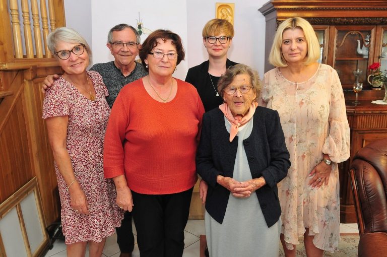 Doczekała się 9 wnuków i 15 prawnuków. Mieszkanka Świdnicy świętowała 100 urodziny