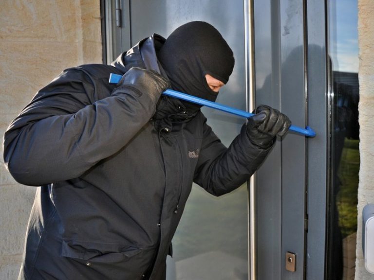 Policja radzi, jak zabezpieczyć dom przez złodziejami. Mieszkańcy ostrzegają przed szajką włamywaczy