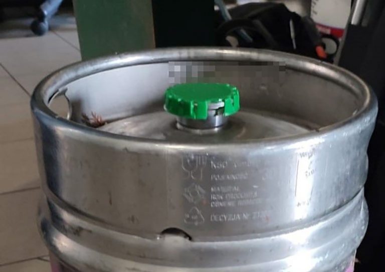 Włamali się do baru i ukradli beczkę z piwem. Łup ukryli między tujami