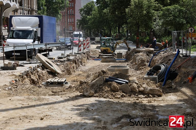 Slalom między dziurami na remontowanym odcinku al. Niepodległości. Jeszcze w lipcu ma się tam pojawić nowa nawierzchnia