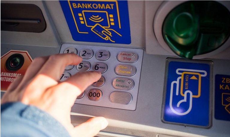 22-latka już zaciągnęła 75 tysięcy złotych kredytu. W ostatniej chwili uniknęła oszustwa