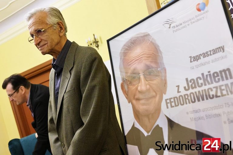Mistrz satyry Jacek Fedorowicz na 75-tych urodzinach świdnickiej biblioteki. Świętowanie także z wystawą, koncertem i tortem [FOTO]