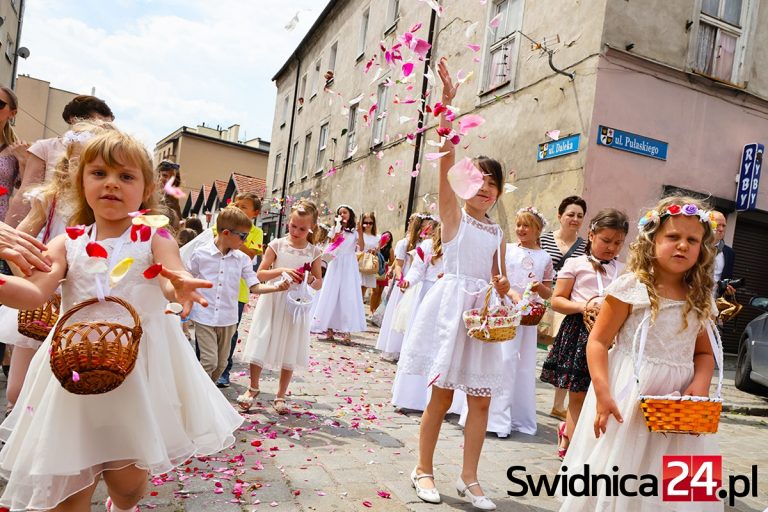 W czwartek Boże Ciało. Którymi ulicami przejdą procesje? Gdzie będą utrudnienia?