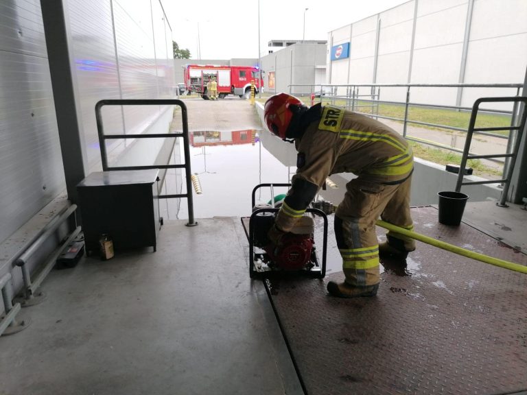 Bilans burzowego poniedziałku. Pojedyncze interwencje w powiecie, kilkaset w kraju [FOTO]