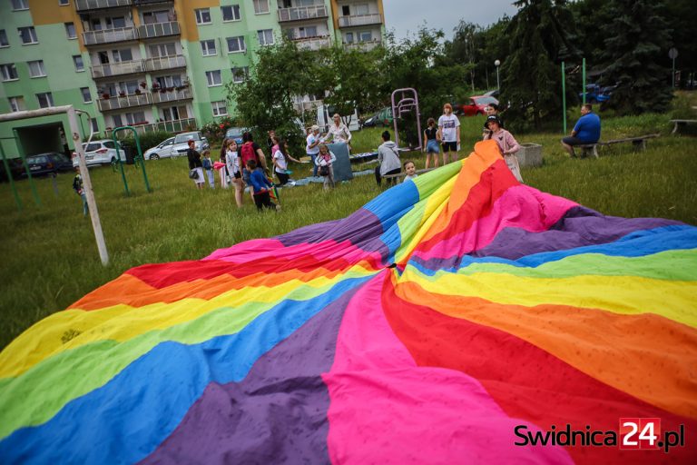 „Lato na podwórku” powróciło na świdnickie osiedla! Cykl zajęć potrwa do końca wakacji [FOTO]