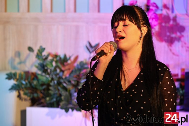 Muzyką łączą pokolenia. Utalentowane świdniczanki zaśpiewały w Domu Seniora Marconi [FOTO]