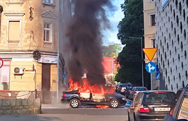 Zapalił się na środku ulicy [VIDEO]