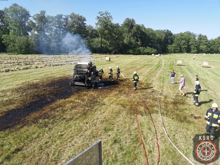 Pożar maszyny rolniczej pod Skarżycami [FOTO]