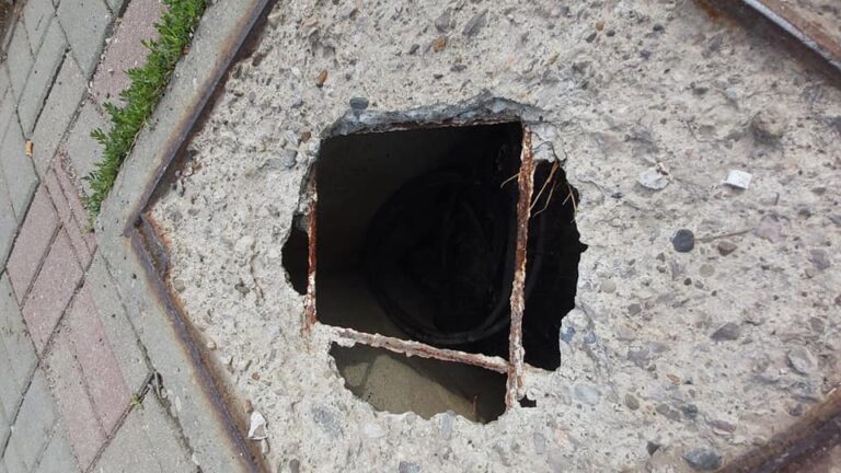 Niebezpieczna pułapka przy przejściu dla pieszych