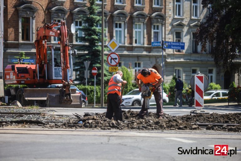 Kolejarze remontują przejazd, kierowcy skarżą się na utrudnienia. Zakończenie robót już niebawem [FOTO]