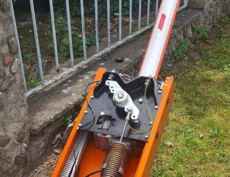 Kompletnie pijany wyjechał z firmy razem ze szlabanem