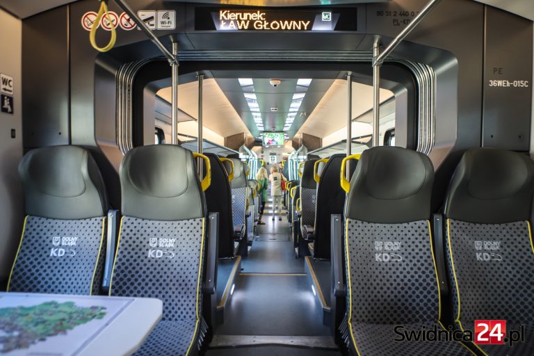 Wakacyjna korekta rozkładów jazdy od niedzieli. Koleje Dolnośląskie wracają do Skalnego Miasta, będą też kursy nad morze